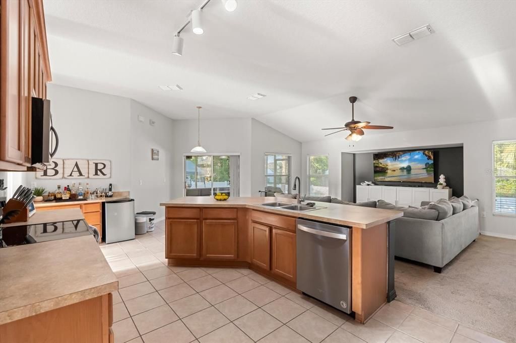 На продажу: $379,000 (4 спален, 2 ванн, 2124 Квадратных фут)