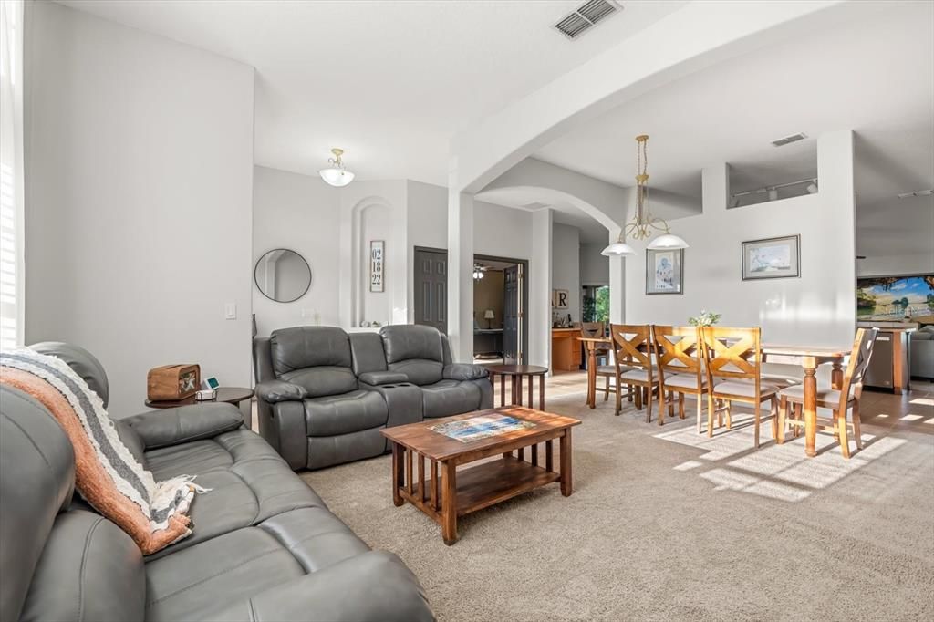 На продажу: $379,000 (4 спален, 2 ванн, 2124 Квадратных фут)