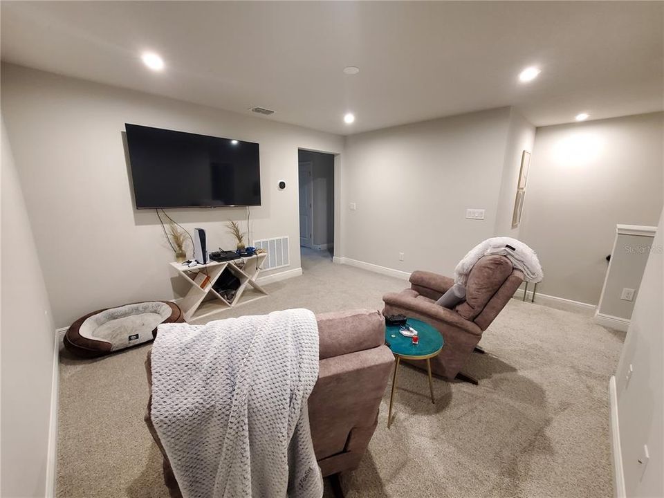 Active With Contract: $2,600 (3 beds, 2 baths, 1968 Square Feet)