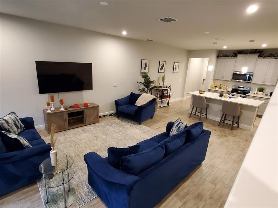 Active With Contract: $2,600 (3 beds, 2 baths, 1968 Square Feet)