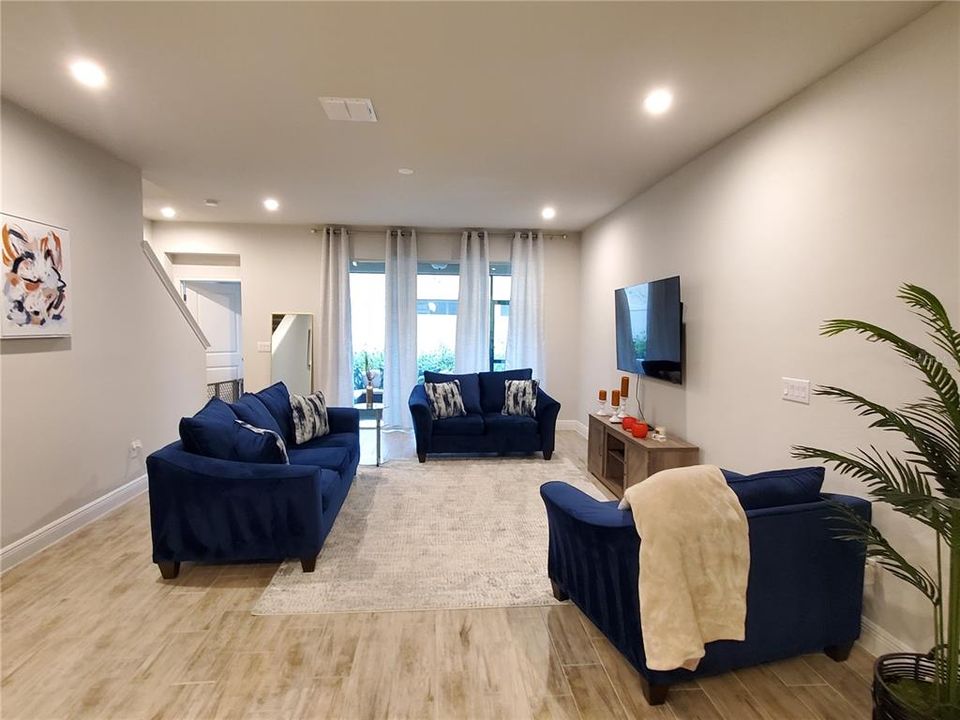 Active With Contract: $2,600 (3 beds, 2 baths, 1968 Square Feet)