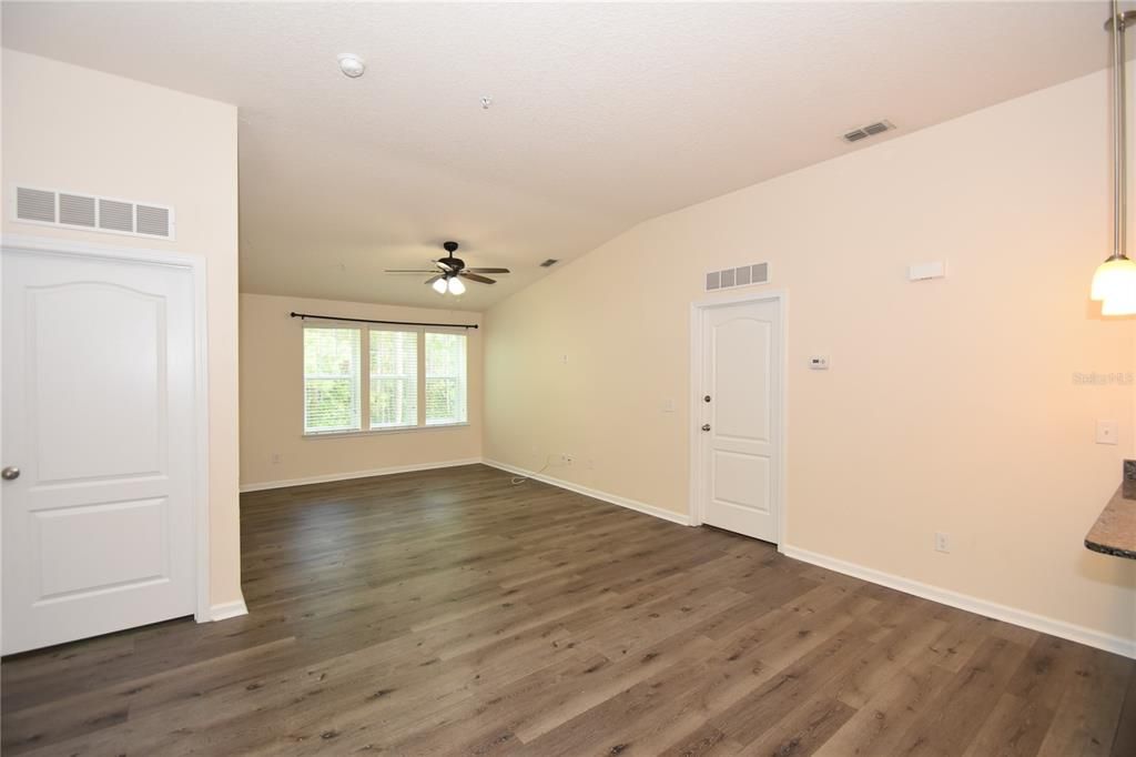For Sale: $205,000 (2 beds, 2 baths, 1147 Square Feet)