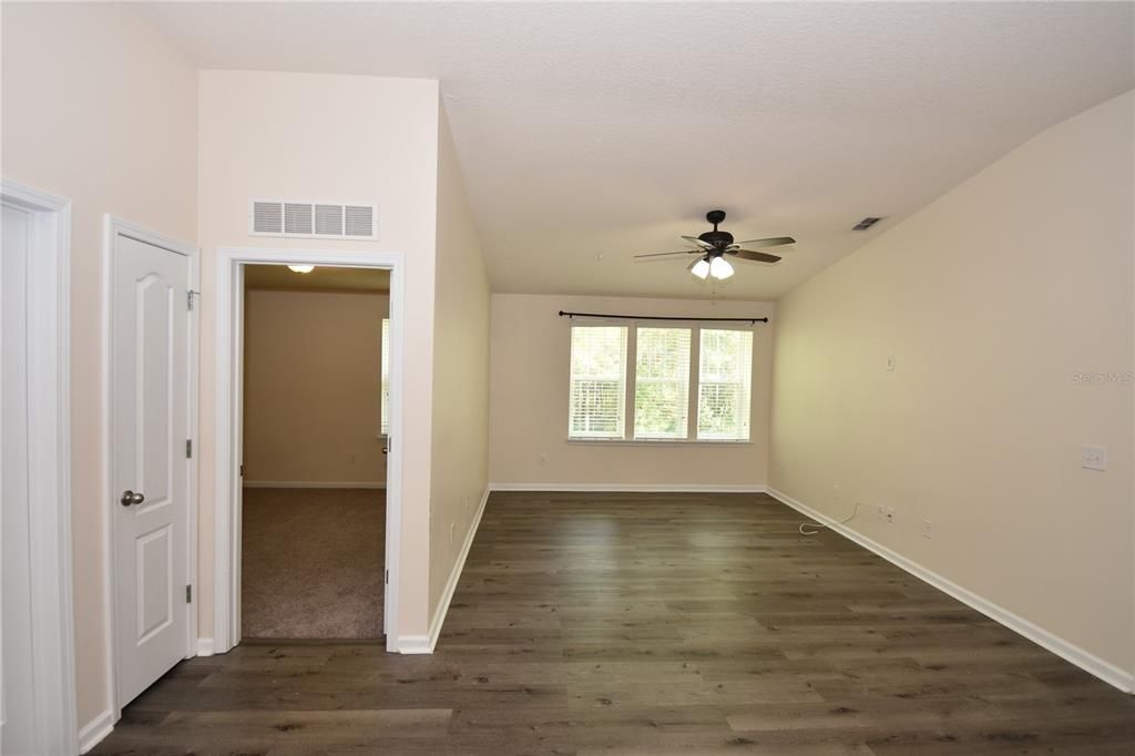 For Sale: $205,000 (2 beds, 2 baths, 1147 Square Feet)