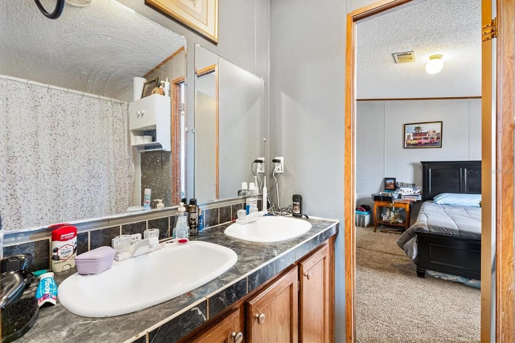 For Sale: $215,000 (5 beds, 3 baths, 1976 Square Feet)