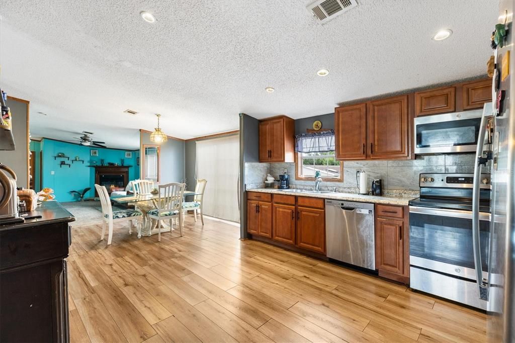 For Sale: $215,000 (5 beds, 3 baths, 1976 Square Feet)