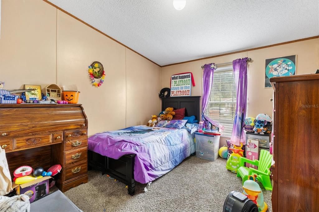 For Sale: $215,000 (5 beds, 3 baths, 1976 Square Feet)