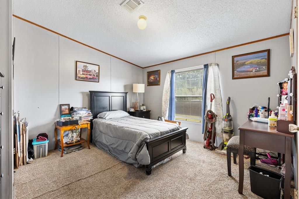 For Sale: $215,000 (5 beds, 3 baths, 1976 Square Feet)