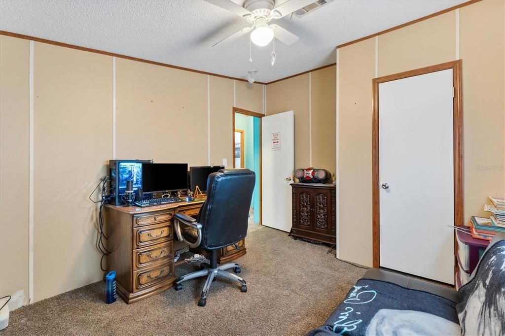 For Sale: $215,000 (5 beds, 3 baths, 1976 Square Feet)