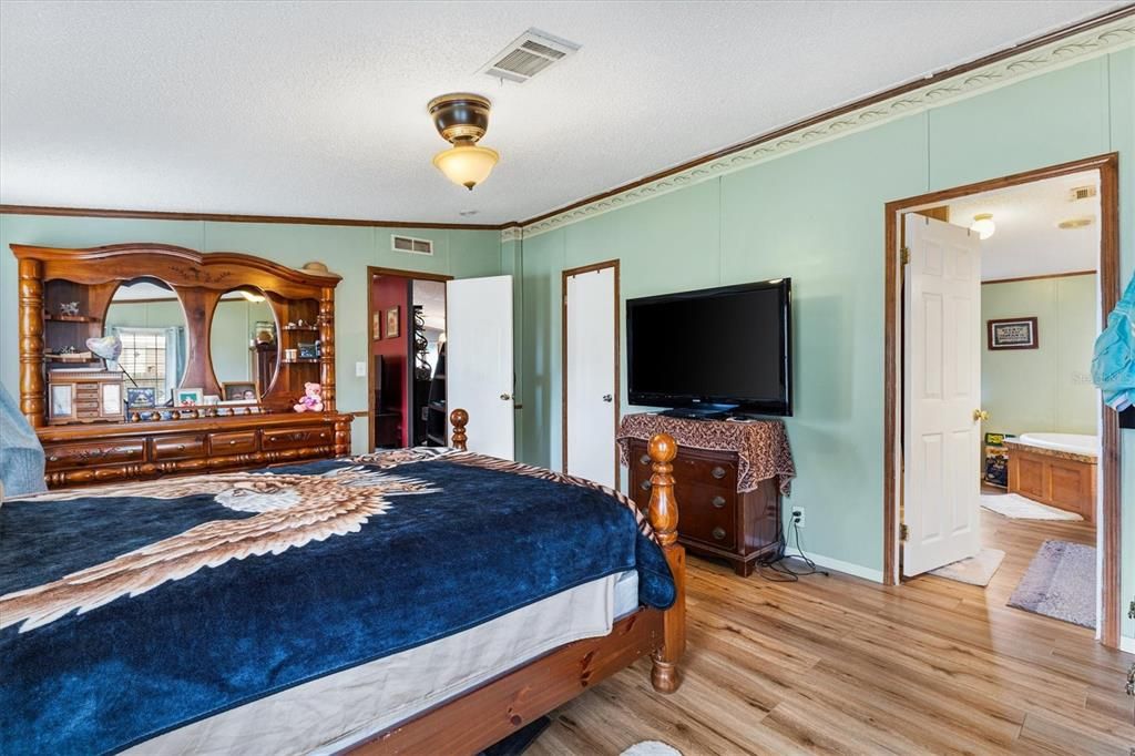 For Sale: $215,000 (5 beds, 3 baths, 1976 Square Feet)