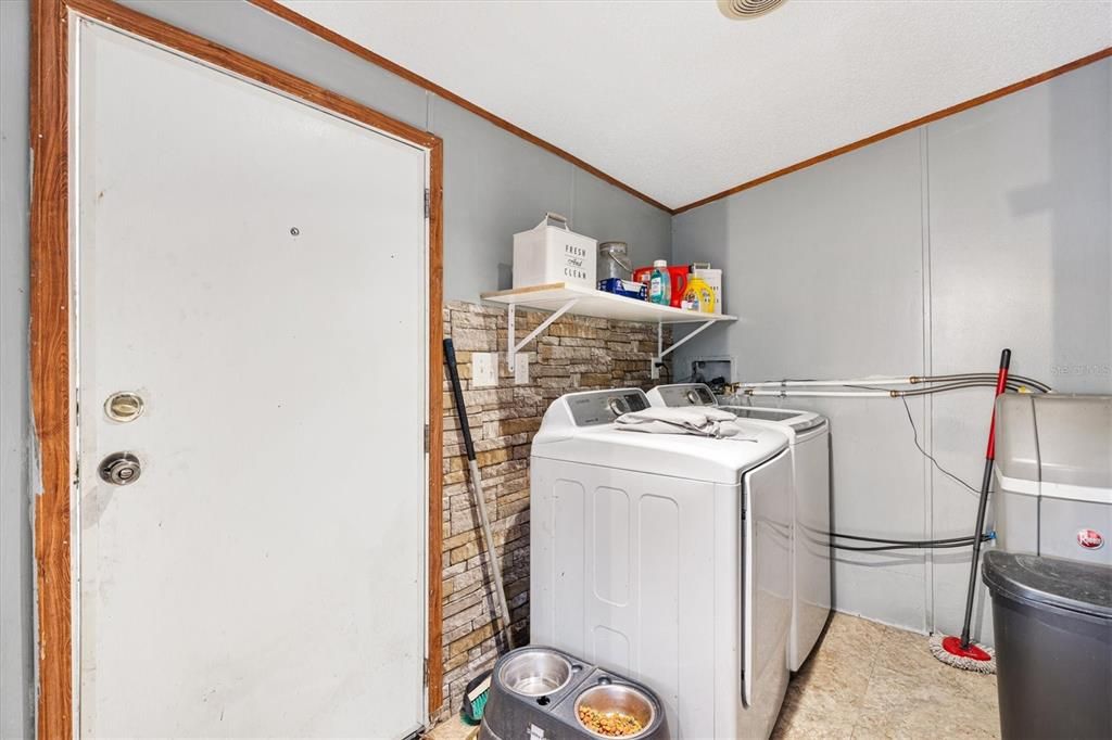 For Sale: $215,000 (5 beds, 3 baths, 1976 Square Feet)