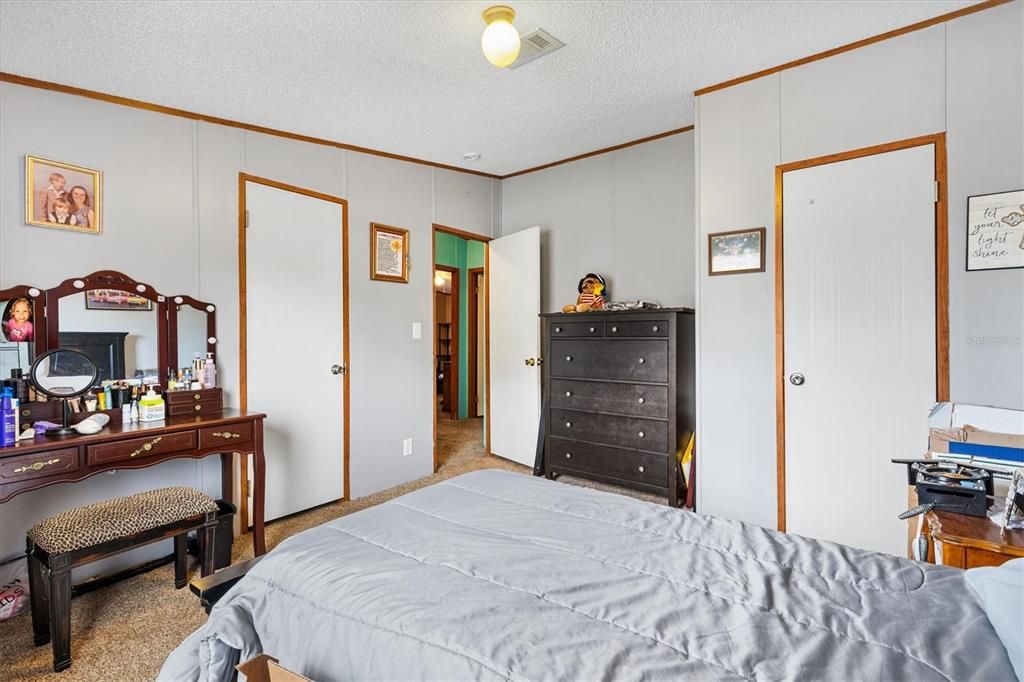 For Sale: $215,000 (5 beds, 3 baths, 1976 Square Feet)