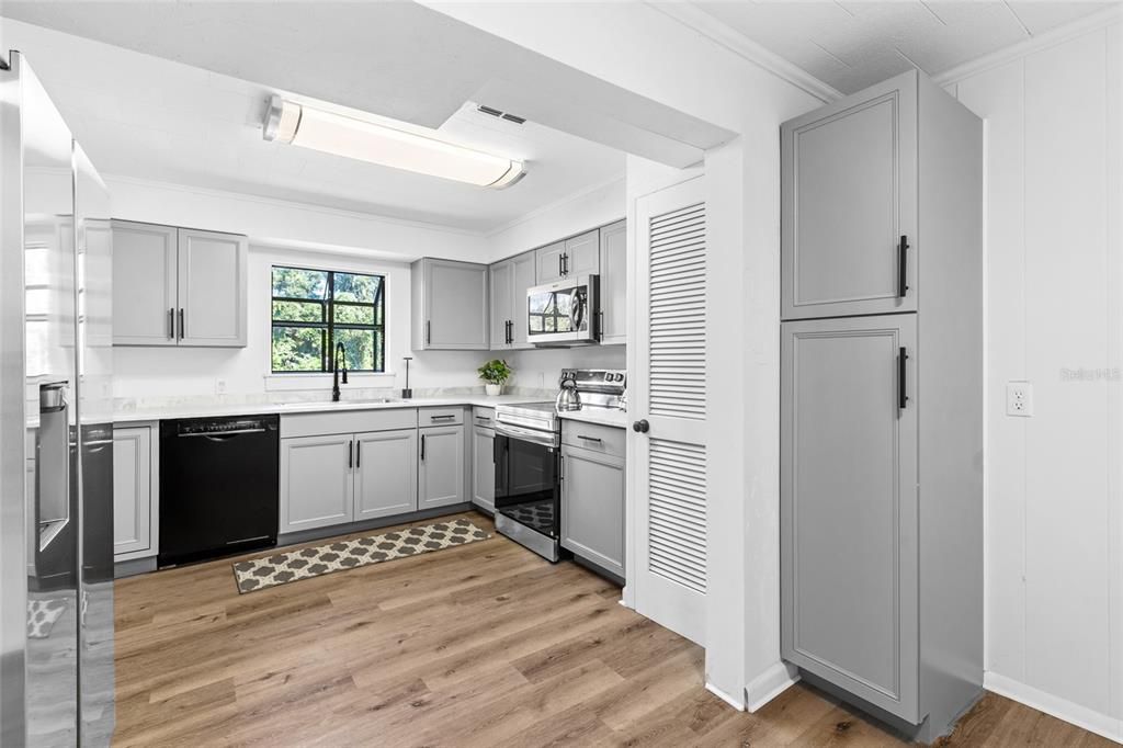 待售: $299,900 (3 贝兹, 2 浴室, 1800 平方英尺)