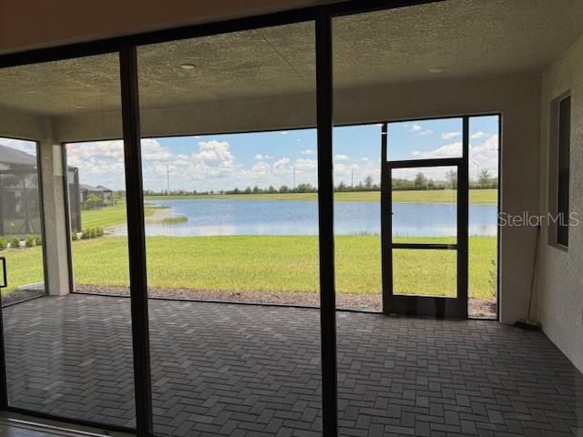 合同活跃: $3,100 (2 贝兹, 2 浴室, 1942 平方英尺)