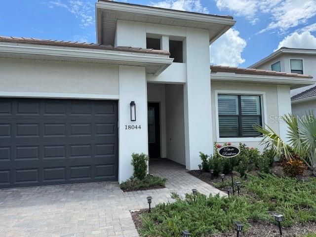 合同活跃: $3,100 (2 贝兹, 2 浴室, 1942 平方英尺)