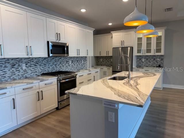 合同活跃: $3,100 (2 贝兹, 2 浴室, 1942 平方英尺)