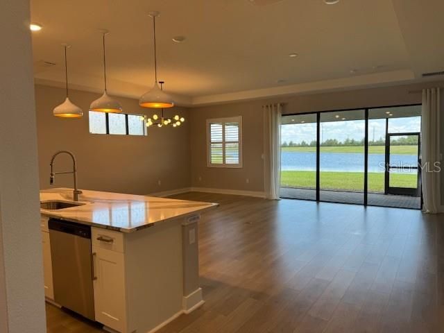 合同活跃: $3,100 (2 贝兹, 2 浴室, 1942 平方英尺)