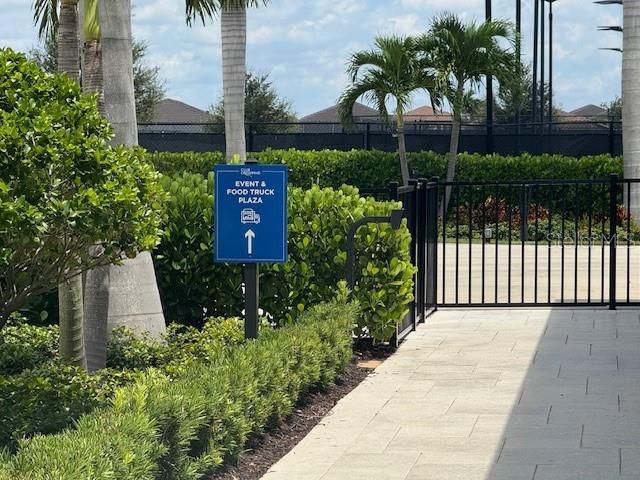 合同活跃: $3,100 (2 贝兹, 2 浴室, 1942 平方英尺)