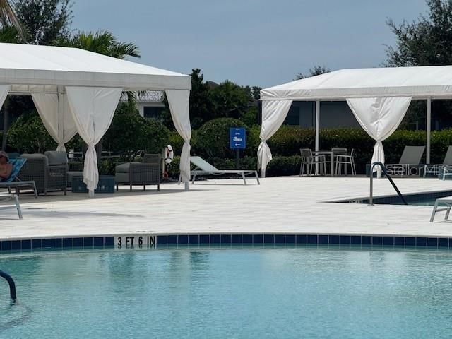 合同活跃: $3,100 (2 贝兹, 2 浴室, 1942 平方英尺)