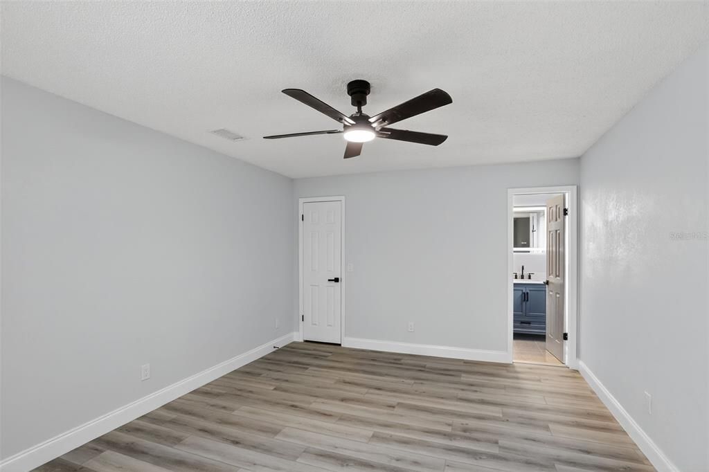 Под контрактом: $374,800 (4 спален, 3 ванн, 1960 Квадратных фут)