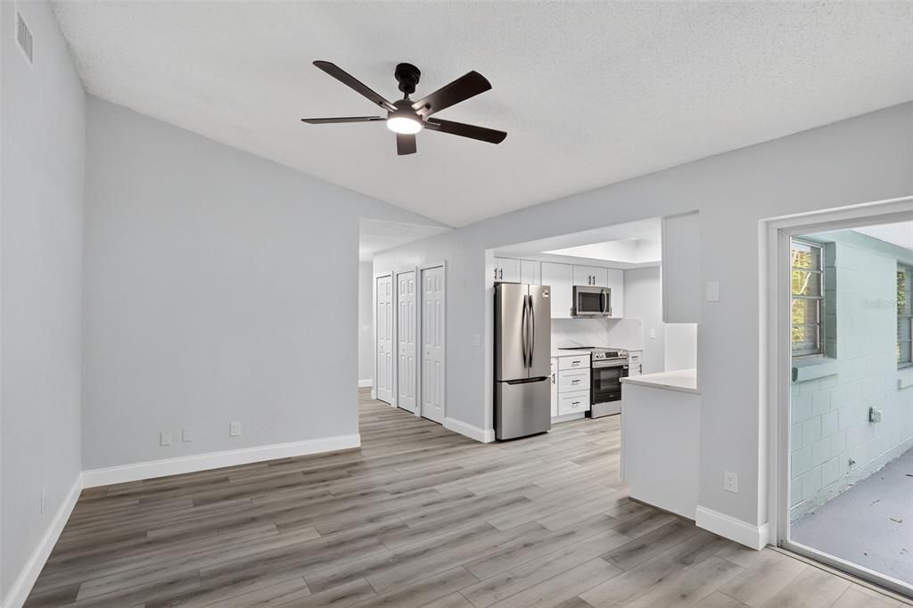 Под контрактом: $374,800 (4 спален, 3 ванн, 1960 Квадратных фут)