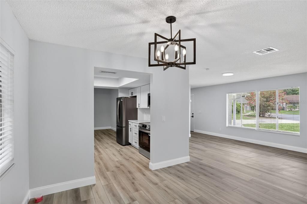 Под контрактом: $374,800 (4 спален, 3 ванн, 1960 Квадратных фут)