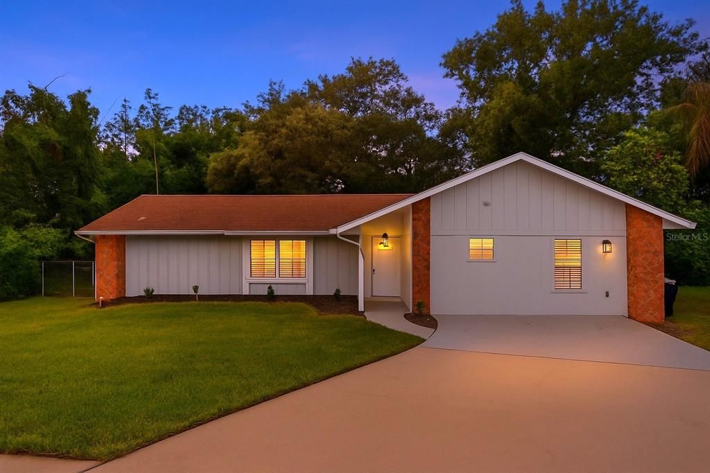 Под контрактом: $374,800 (4 спален, 3 ванн, 1960 Квадратных фут)