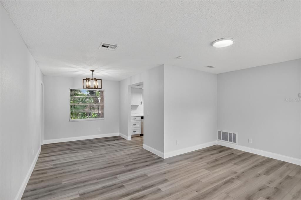 Под контрактом: $374,800 (4 спален, 3 ванн, 1960 Квадратных фут)