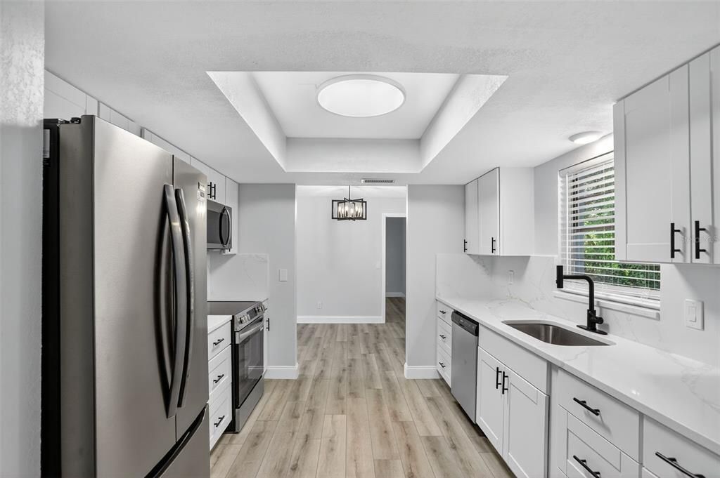 Под контрактом: $374,800 (4 спален, 3 ванн, 1960 Квадратных фут)