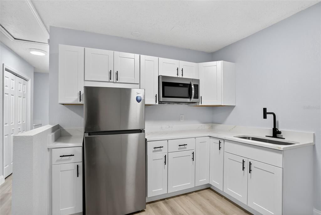 Под контрактом: $374,800 (4 спален, 3 ванн, 1960 Квадратных фут)