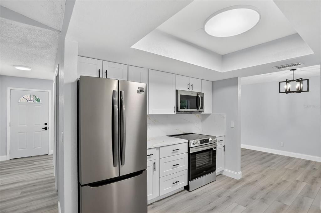 Под контрактом: $374,800 (4 спален, 3 ванн, 1960 Квадратных фут)