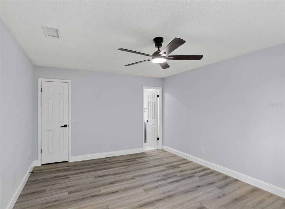 Под контрактом: $374,800 (4 спален, 3 ванн, 1960 Квадратных фут)