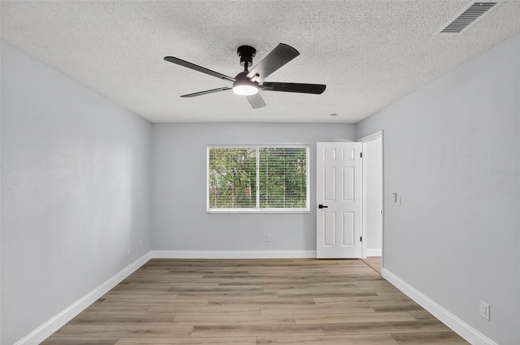 Под контрактом: $374,800 (4 спален, 3 ванн, 1960 Квадратных фут)