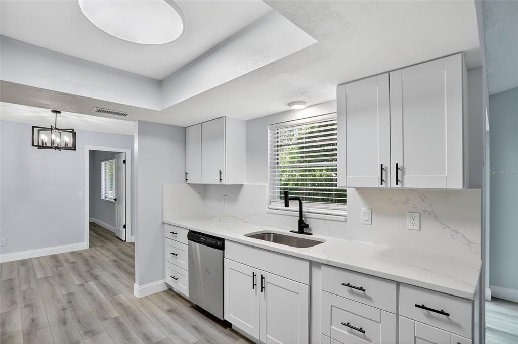 Под контрактом: $374,800 (4 спален, 3 ванн, 1960 Квадратных фут)