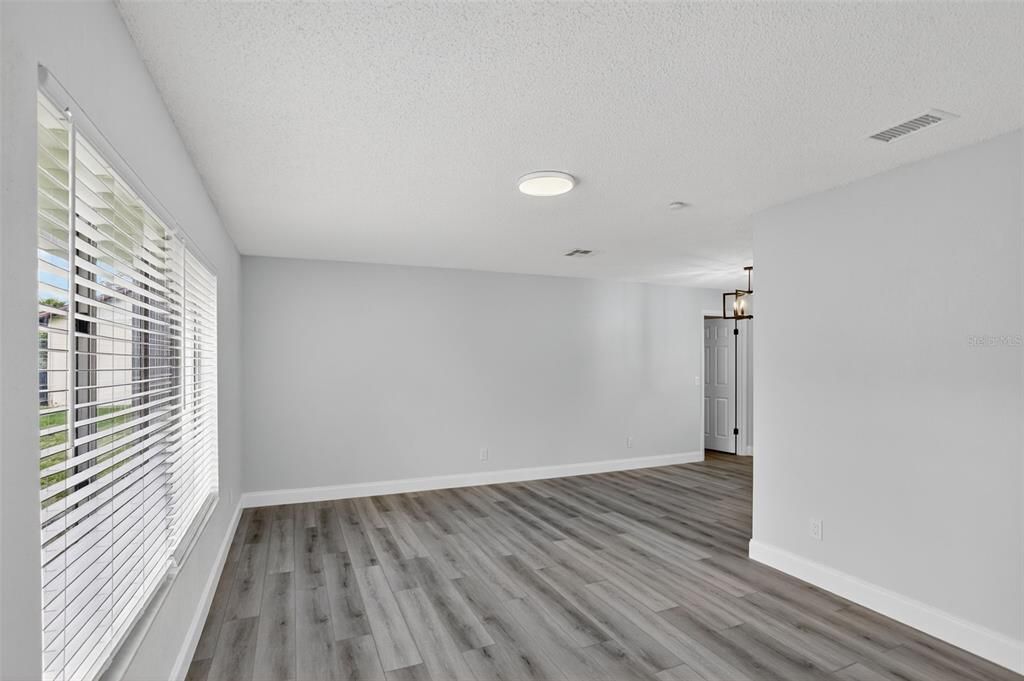 Под контрактом: $374,800 (4 спален, 3 ванн, 1960 Квадратных фут)