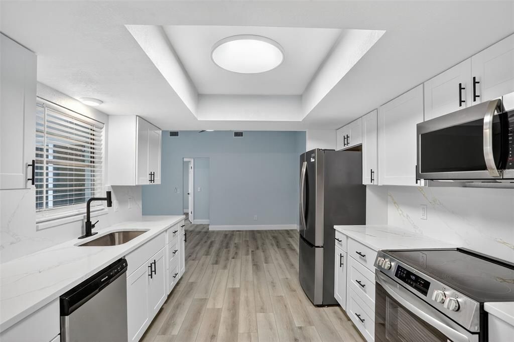 Под контрактом: $374,800 (4 спален, 3 ванн, 1960 Квадратных фут)