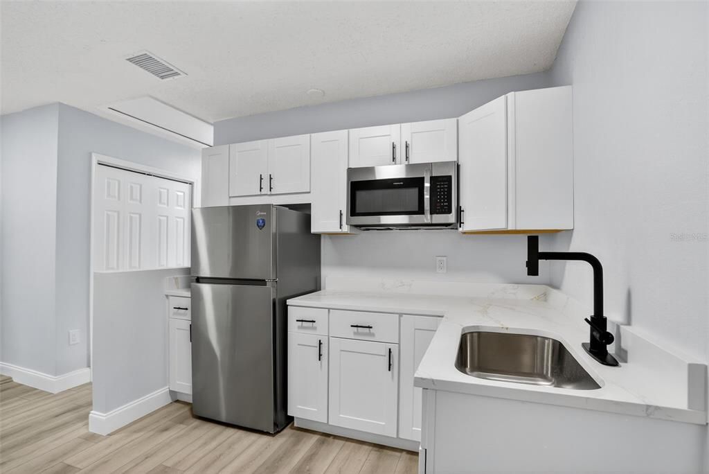 Под контрактом: $374,800 (4 спален, 3 ванн, 1960 Квадратных фут)