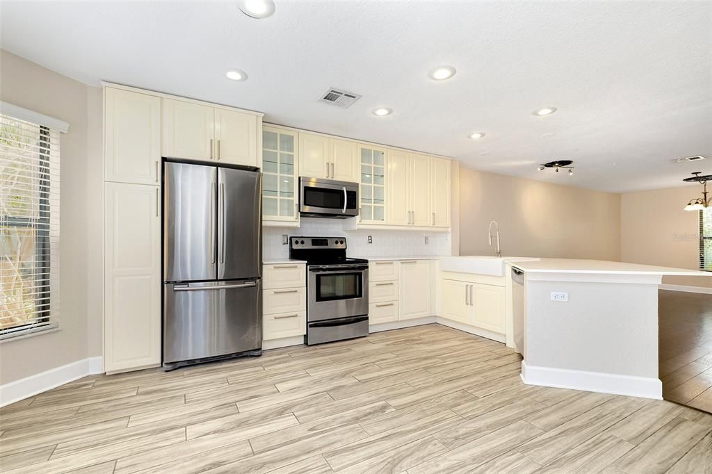 Active With Contract: $2,200 (2 beds, 2 baths, 1075 Square Feet)