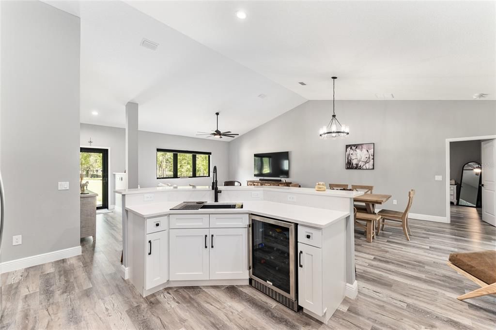 待售: $950,000 (4 贝兹, 2 浴室, 1880 平方英尺)