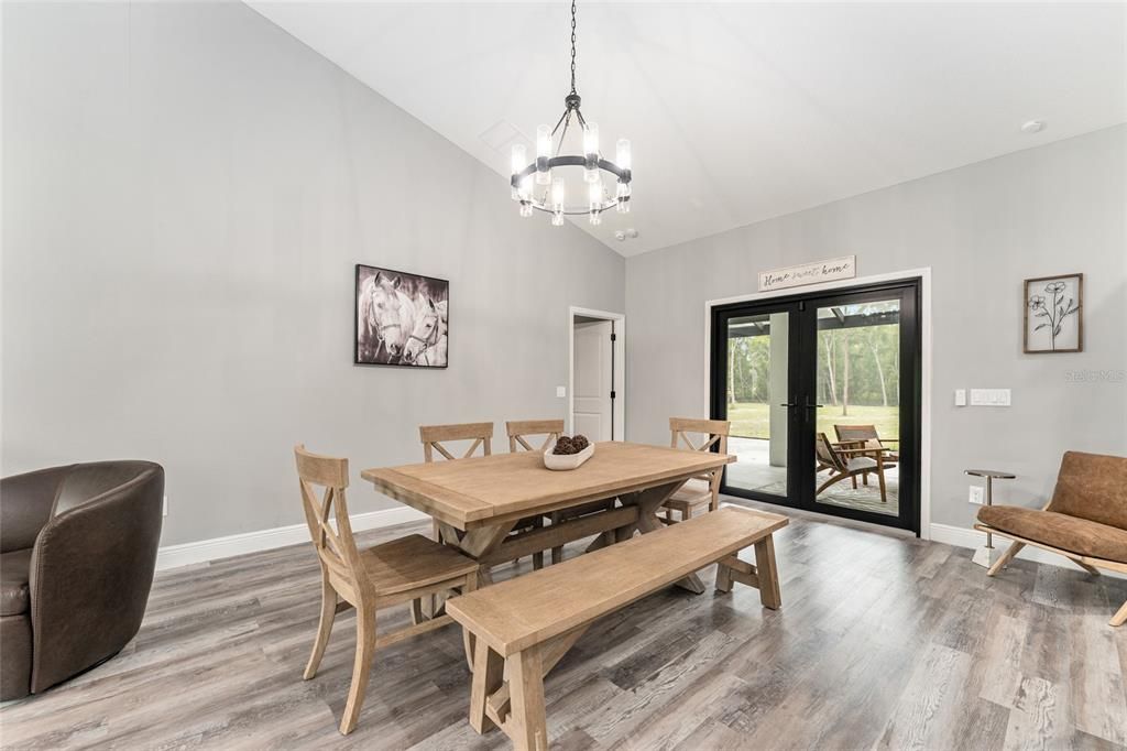 待售: $950,000 (4 贝兹, 2 浴室, 1880 平方英尺)