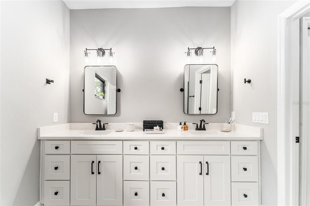 待售: $950,000 (4 贝兹, 2 浴室, 1880 平方英尺)