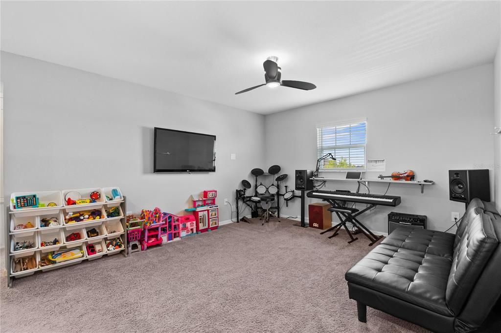 For Sale: $478,500 (5 beds, 3 baths, 3200 Square Feet)