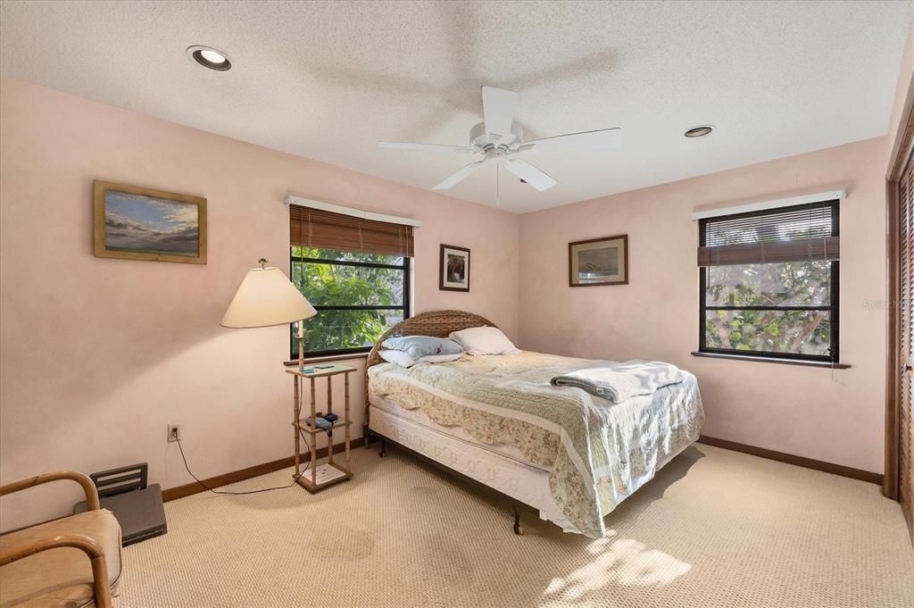 出租: $4,200 (4 贝兹, 3 浴室, 2047 平方英尺)