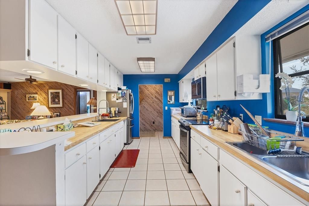 出租: $4,200 (4 贝兹, 3 浴室, 2047 平方英尺)