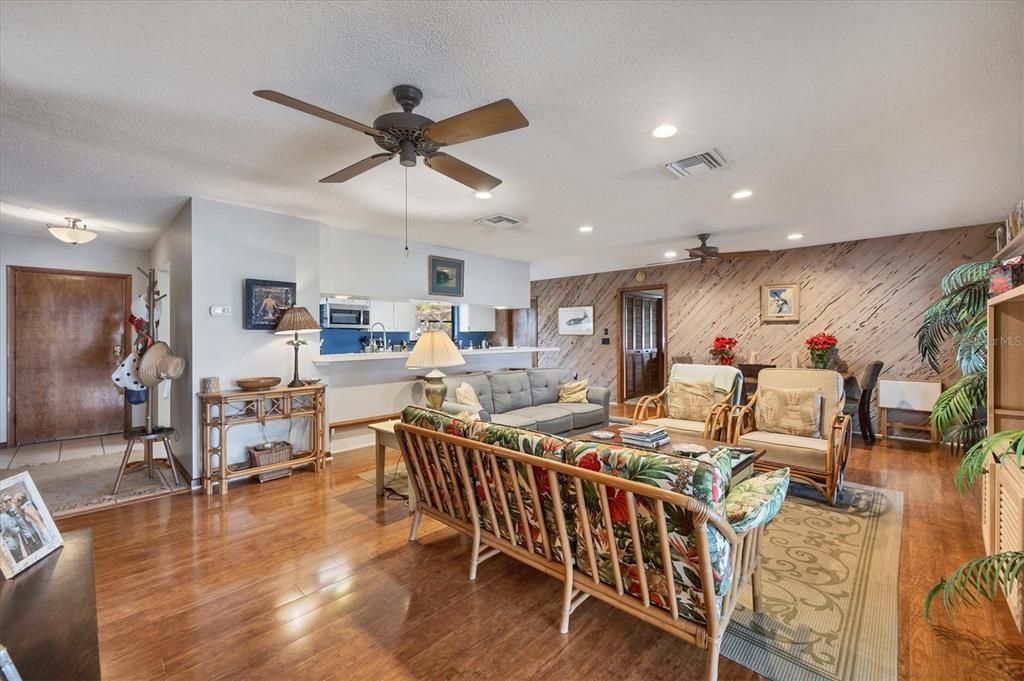 出租: $4,200 (4 贝兹, 3 浴室, 2047 平方英尺)