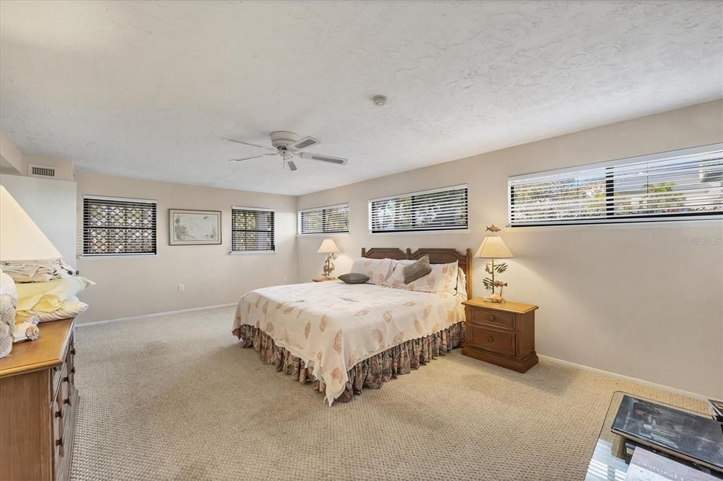 出租: $4,200 (4 贝兹, 3 浴室, 2047 平方英尺)