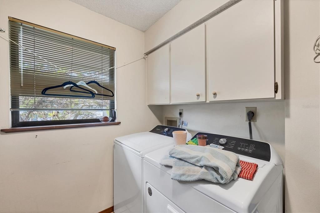 出租: $4,200 (4 贝兹, 3 浴室, 2047 平方英尺)