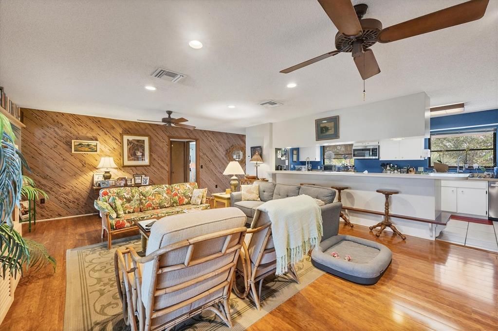 出租: $4,200 (4 贝兹, 3 浴室, 2047 平方英尺)