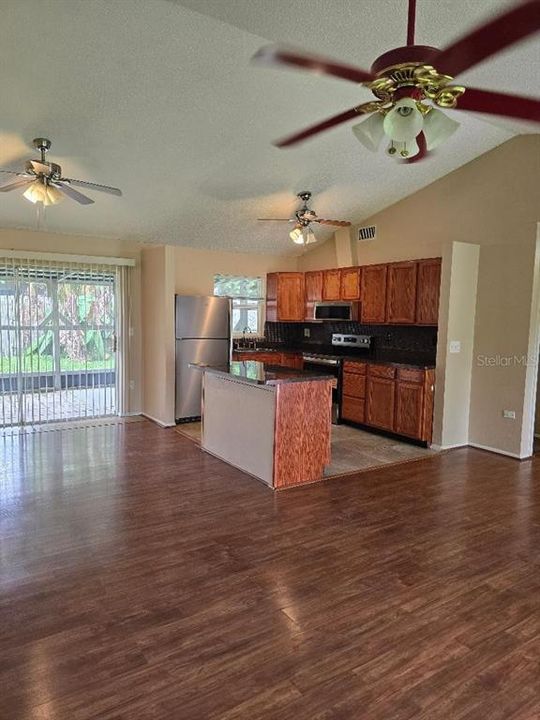 Под контрактом: $239,000 (2 спален, 2 ванн, 1075 Квадратных фут)