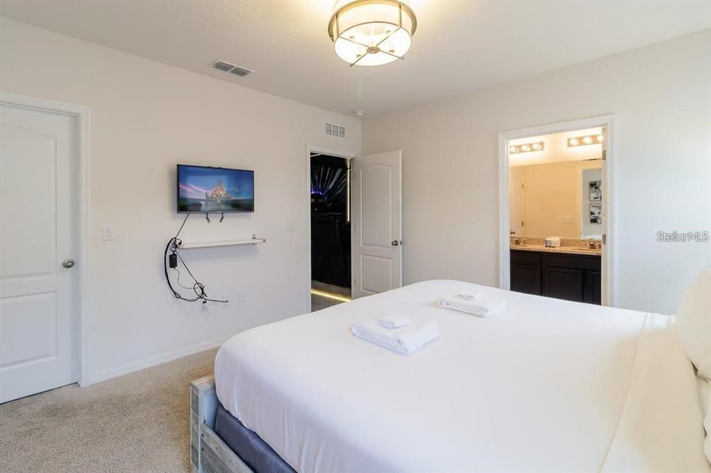 For Sale: $765,000 (6 beds, 5 baths, 3270 Square Feet)