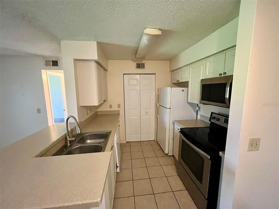 Active With Contract: $1,150 (1 beds, 1 baths, 733 Square Feet)